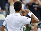 KDO JE NEJLEP? Srbsk tenista Novak Djokovi si po vyhranm tie-breaku