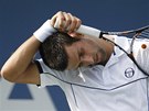 PROTAENÍ? Srbský tenista Novak Djokovi reaguje na svj patný úder v utkání