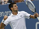 Srbsk� tenista Novak Djokovi� se raduje po z�skan�m fift�nu v utk�n� proti