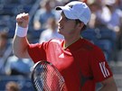 Britský tenista Andy Murray slaví zisk bodu ve tvrtfinále US Open proti