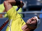 Americký tenista John Isner podává ve tvrtfinále US Open. Servis je jeho