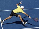 DLOUHÁN. Americký tenista John Isner se natahuje po míi ve tvrtfinále US Open.