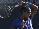 panlský tenista Rafael Nadal zahrává míek ve tvrtfinále US Open.