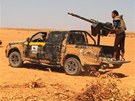 Libyjský povstalec hlídkuje ve vyprahlé pouti. (7. záí 2011)