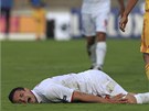 DOKTORA! Lucemburský fotbalista Mario Mutsch se svíjí na zemi v zápase proti