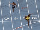 S POHODLNÝM NÁSKOKEM. Usain Bolt probíhá cílem závodu na 200 m, soupei