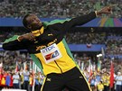 TRADINÍ GESTO. Usain Bolt zdraví fanouky pi vyhlaování nejlepích tafet na