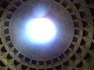 Pantheon - 9 metr iroký otvor v kupoli chrámu
