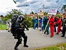 Vojenská policie rozhání demonstranty bhem cviení Boleslavská hradba ve