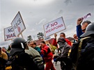 Vojenská policie rozhání demonstranty bhem cviení Boleslavská hradba ve