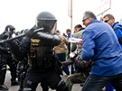 Vojenská policie rozhání demonstranty bhem cviení Boleslavská hradba ve