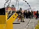 Vojenská policie rozhání demonstranty bhem cviení Boleslavská hradba ve