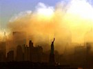 Zniená newyorská silueta zstala zahalená prachem ze zícených dvojat jet...