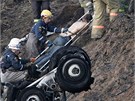Záchranái nesou tlo jedné z obtí letecké havárie u ruské Jaroslavli. (7.