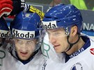 Hokejisté (zleva) Tomá Rolínek, Jan Marek a Karel Rachnek pi utkání R -