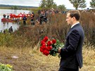 Ruský prezident Dmitrij Medvedv poloil kvtiny nedaleko místa leteckého...