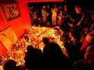 Lidé zapalovali svíky k uctní památky Pavola Demitry u zimního stadionu ve slovenském Trenín. (7. záí 2011)