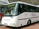 Autobus spolenosti Orlobus v terminálu hromadné dopravy v Hradci Králové