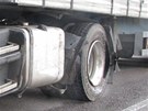 Pedjídný kamion zstal po nehod u Obdovic stát na silnici s pokozeným