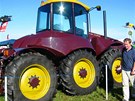 Traktor se esti koly na výstav zemdlské techniky