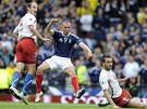 GÓL. Skotský útoník Kenny Miller u radostn skáe do vzduchu, u toti vidí,