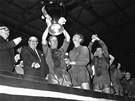 Bobby Charlton z Manchesteru United zvdihá nad hlavu Evropský pohár.