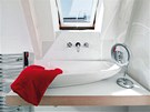 Horní koupelnu zdobí mimo jiné sanita (design Ludovica a Roberto Palombovi),
