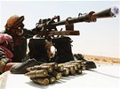 Povstalci se uí zacházet se zabavenými zbranmi z Kaddáfího sklad.