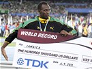 TANEC SE EKEM. Usain Bolt si uívá výhru za triumf s jamajskou tafetou.