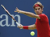 vcarsk tenista Roger Federer se sousted na mek, aby ho trefil v utkn