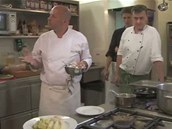 Zdeněk Pohlreich vysvětluje kuchaři i majitelům, že sezónní menu z kvalitních...