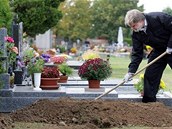 Kvalifikaci mohou získat t�eba hrobníci. Ilustra�ní snímek