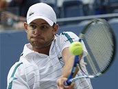 RODDICKV OBOURUN BEKHEND. Andy Roddick odvrac ve 3. kole US Open proti