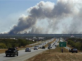 Americký stát Texas suují rozsáhlé poáry. Plameny nejvtího z nich se