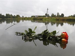 R��e , kterou do Volhy vhodila �ena hokejisty Alexandra Vjuchina (8. zá�í 2011)