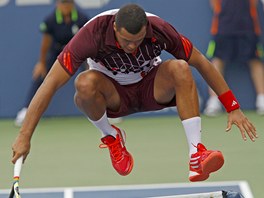 SKOKAN. Jo-Wilfired Tsonga peskakuje v utkn druhho kola na US Open s.