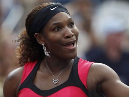 Americk tenistka Serena Williamsov gestikuluje po vtzstv ve druhm kole US