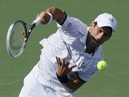 Srbsk tenista Novak Djokovi podv ve tvrtfinle US Open proti krajanu