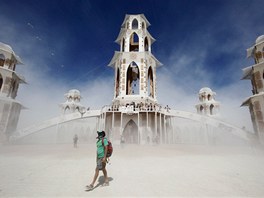 Na umlecký a hudební festival Burning Man pijelo do Black Rocku v nevadské