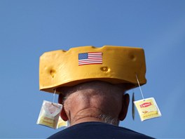 Píznivec amerického hnutí Tea Party se na mítink v Iow vyzdobil sáky aje.