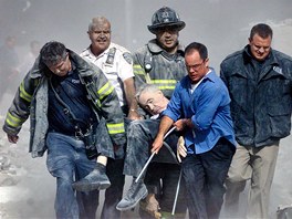 Záchranái mli po pádu budovy WTC plné ruce práce. Padající trosky fatáln...