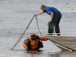 Záchranáři hledají těla obětí letecké havárie u ruské Jaroslavle. (7. září 2011)