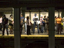 Cestujc v newyorskm metru ekaj na vlak ve stanici Union Square na