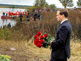 Ruský prezident Dmitrij Medveděv položil květiny nedaleko místa leteckého...