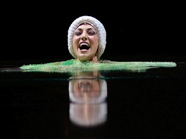 lenka kanadského umleckého souboru Cirque Du Soleil zkouí v Seville pedstavení nazvané Corteo.