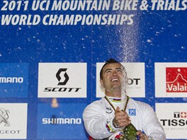 Michal Prokop slav na mistrovstv svta biker v Champry zlatou medail z