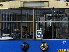 Trolejbusy voz lidi v Marinskch Lznch tm est desetilet, jezd i do...