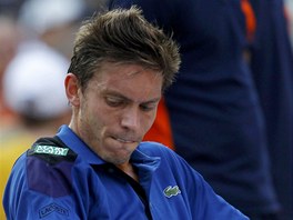 TO TO BOLÍ. Francouzský tenista Nicolas Mahut musel Rafaelu Nadalovi vzdát.