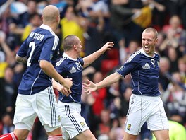 TAKHLE NA N. Fotbalisté Skotska oslavují první trefu proti eské reprezentaci.