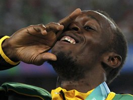 UV SI POZORNOST. Usain Bolt se bav po svm i pi slavnostnm ceremonilu.